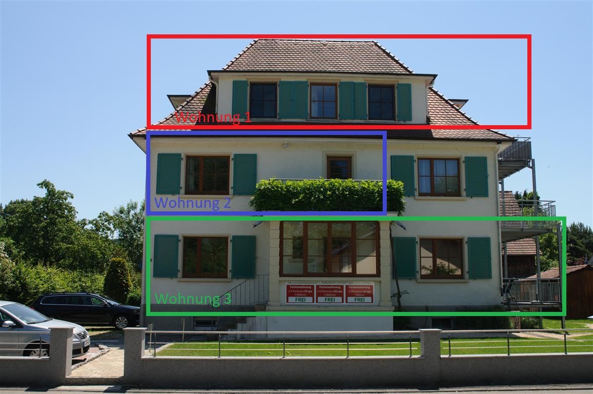 Hausansicht mit den drei Wohnungen: Wohnung 1 im Dachgeschoss, Wohnung 2 im ersten Obergeschoss, Wohnung 3 im Erdgeschoss
