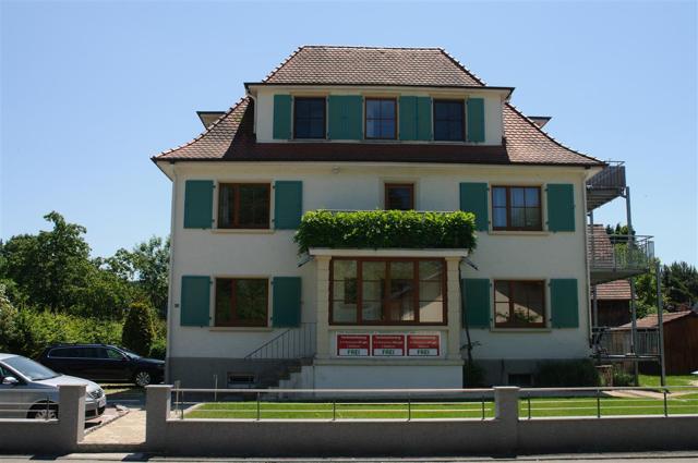 Hausansicht mit grünen Fensterläden